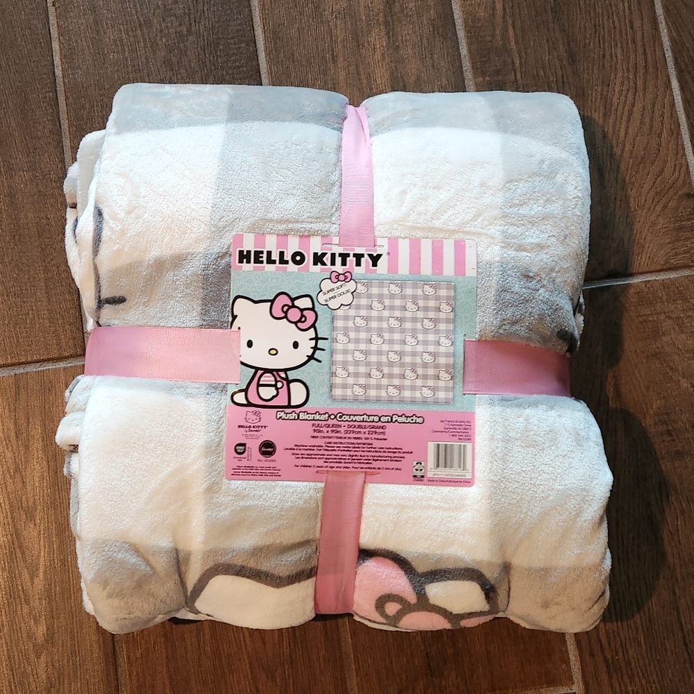 NWT Hello Kitty plush blanket Full/ queen 90in×90in